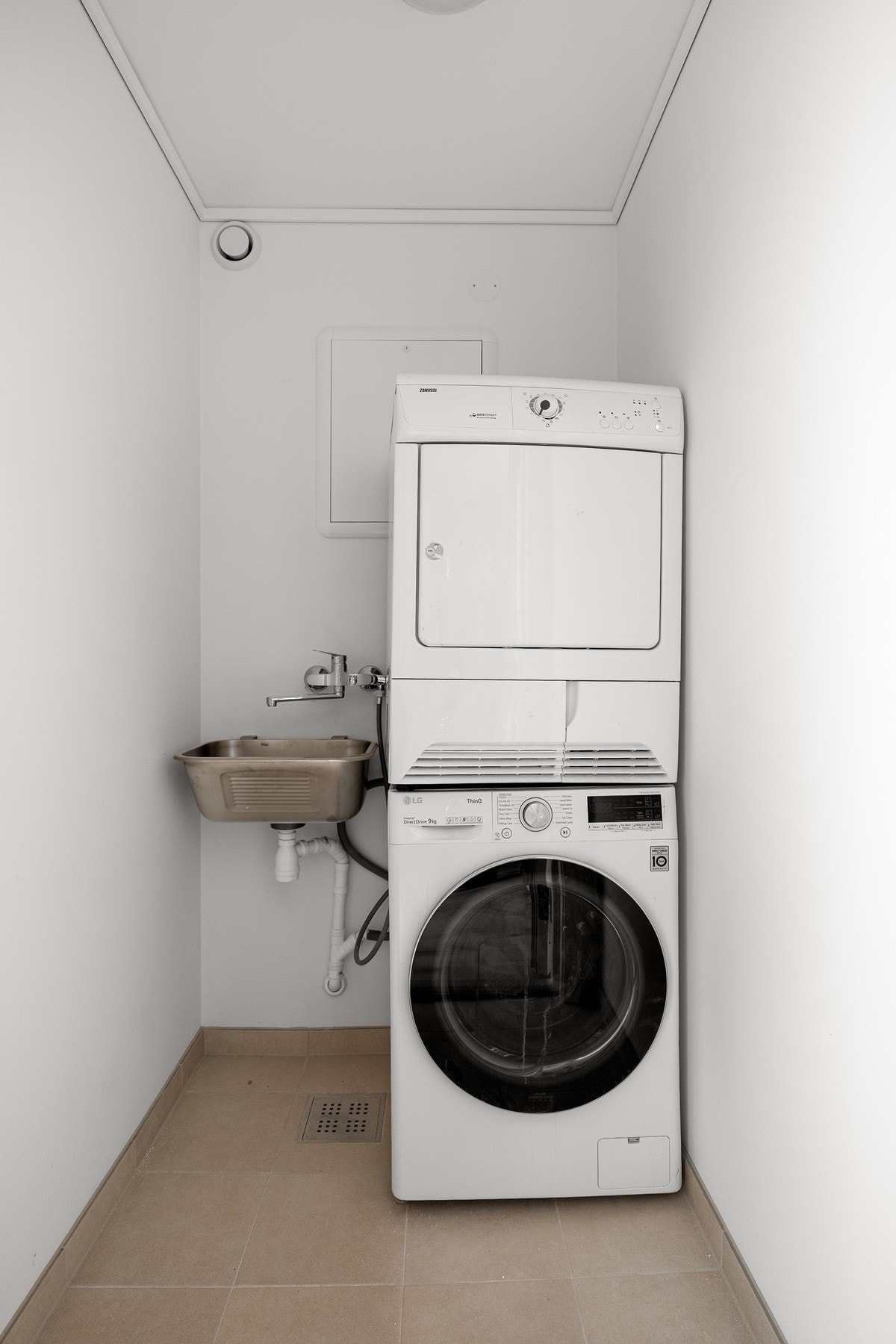 Felles vaskerom med opplegg for vaskemaskin og tørketrommel. Galleribilde