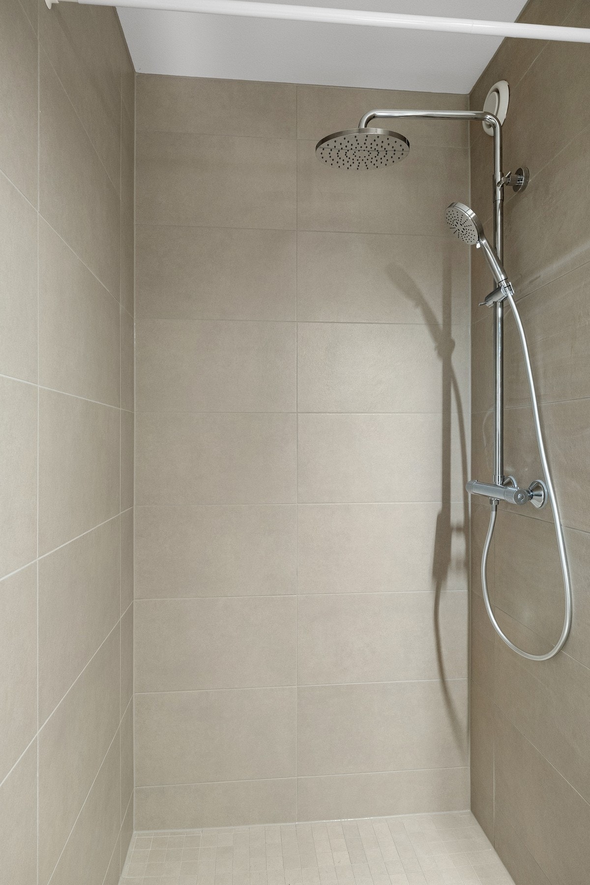 Dusjhjørne med regnfallsdusj. Galleribilde