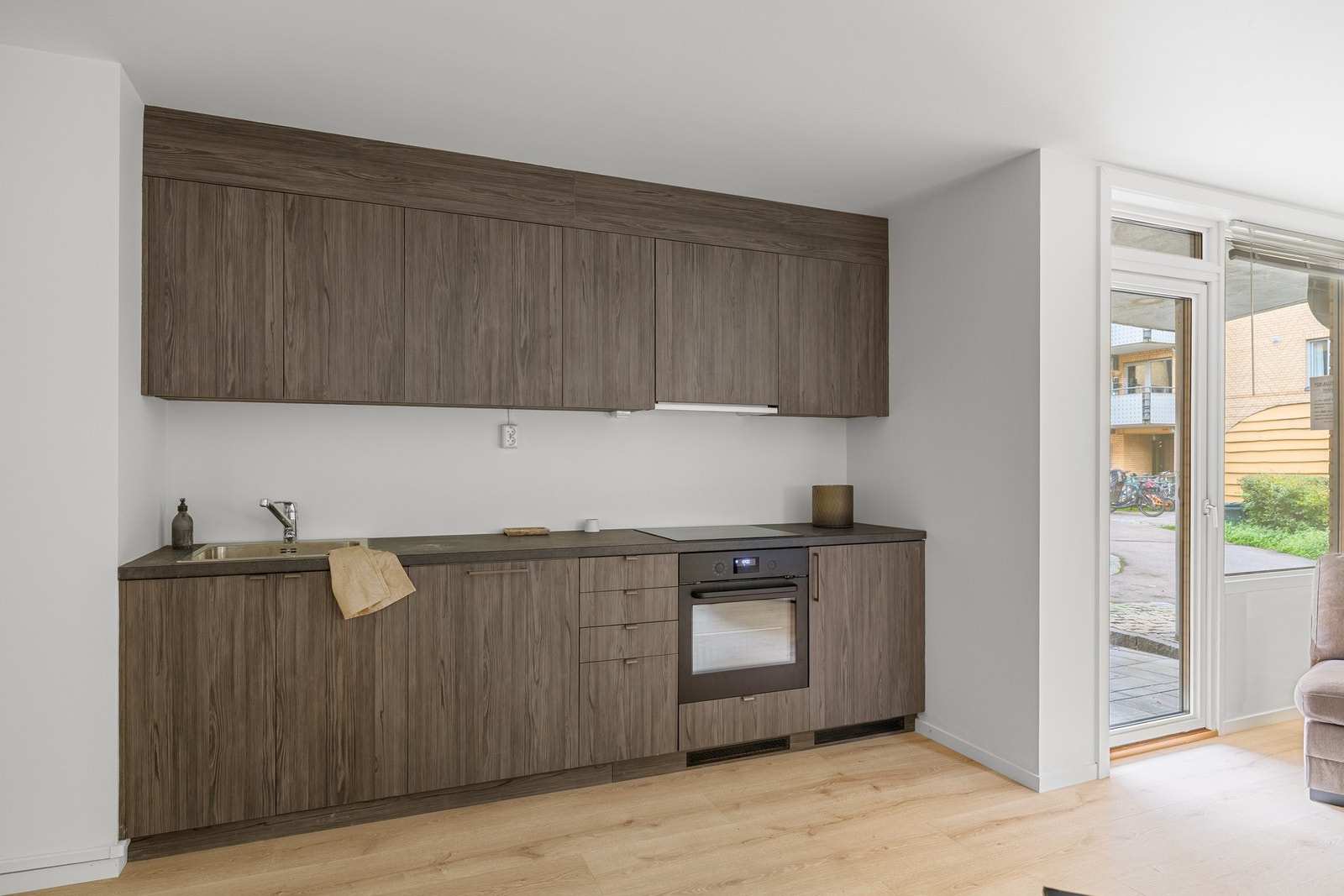 Moderne og påkostet kjøkkeninnredning med integrerte hvitevarer. Galleribilde