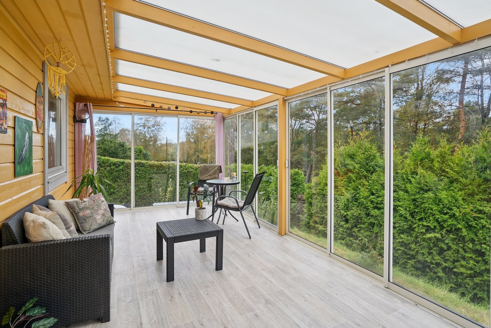 Innglasset vinterhage med skyvedører Galleribilde