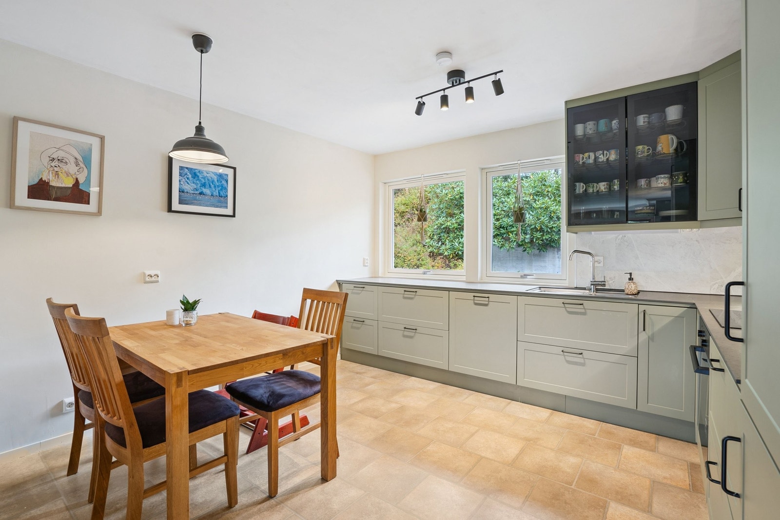 Keramisk benkeplate med masse arbeidsplass. Galleribilde