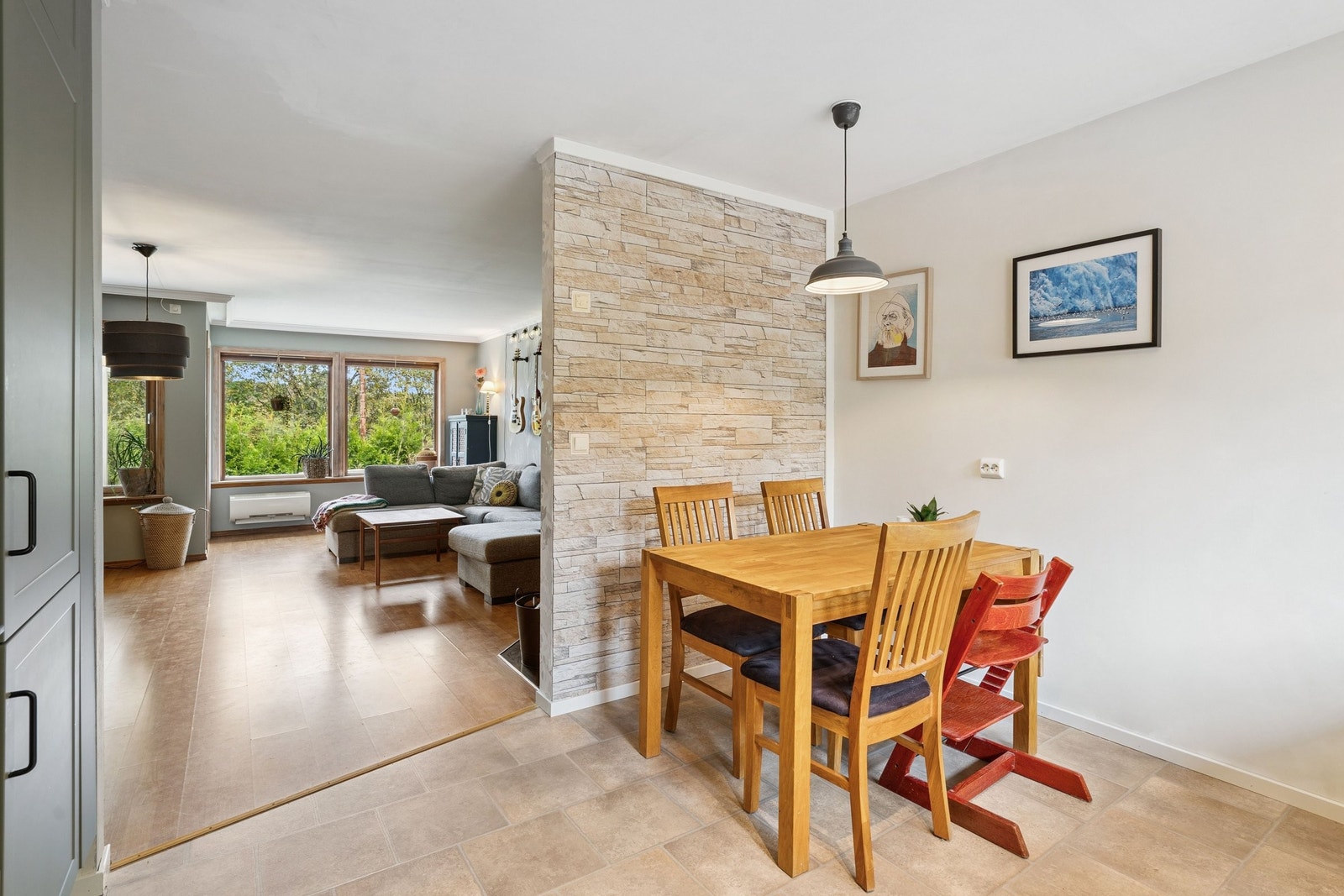 Åpen løsning for stue og kjøkken. Her får du en fin start på dagen! Galleribilde