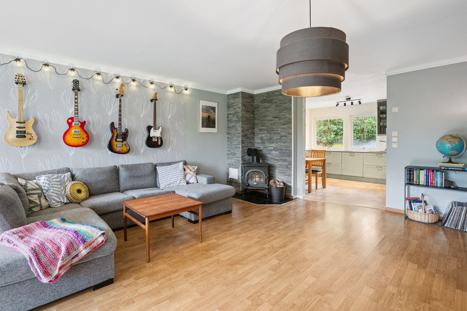 Lys og romslig stue med vedovn Galleribilde