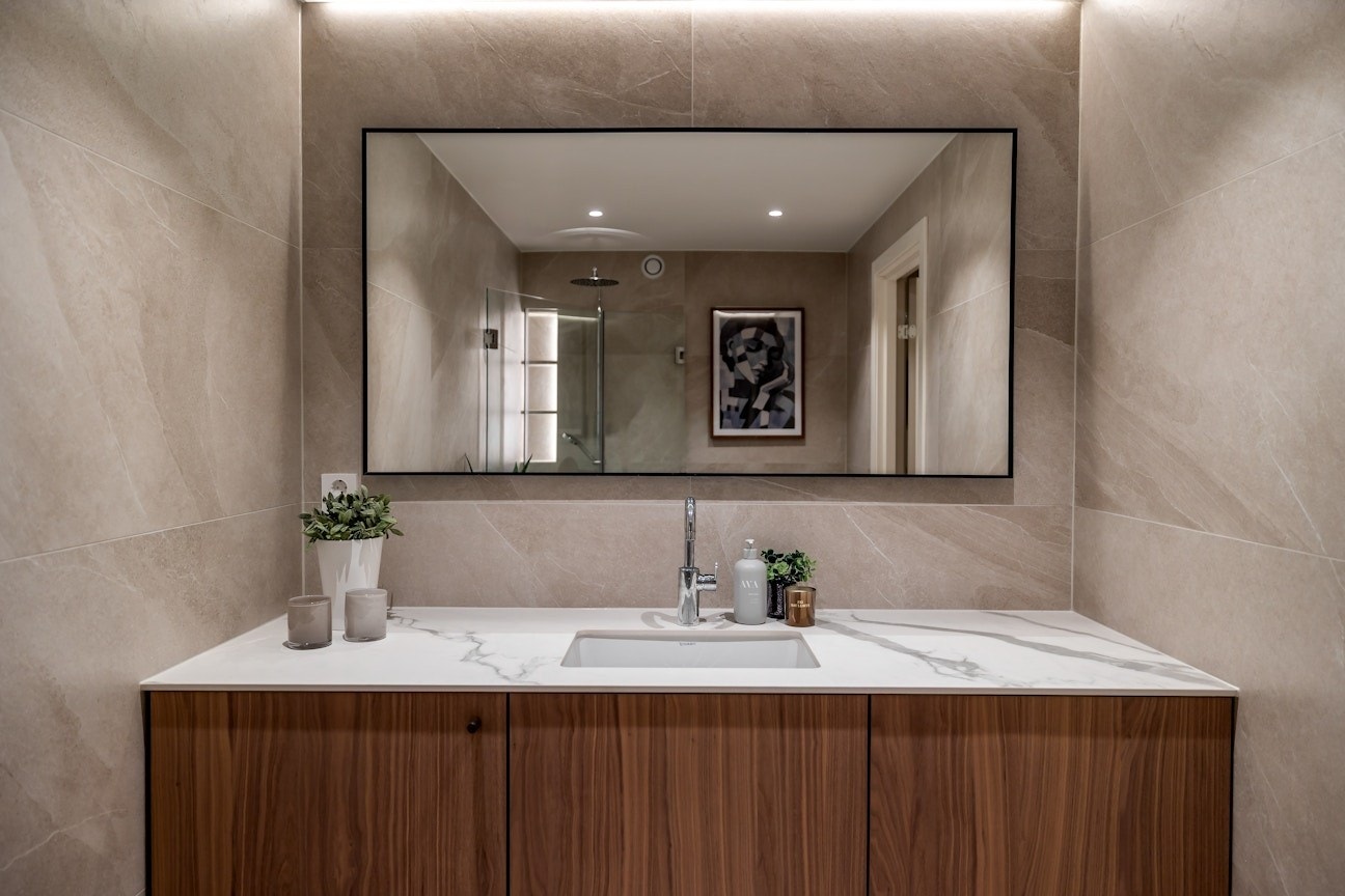 Her finner man gjennomførte kvalitetsløsninger, med baderomsmøbel som har elegant benkeplate, servant og praktisk oppbevaring. Galleribilde