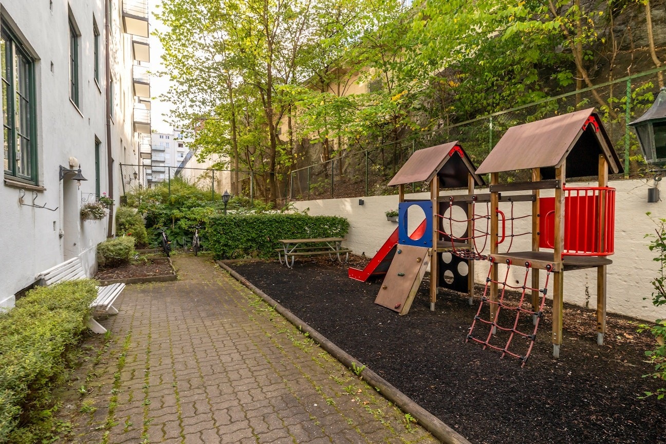 Sameiet har en opparbeidet tomt med beplantet forhave samt bakgård med belegningstein, sykkelparkering, lekeareal og beplantning med bed og busker. Galleribilde