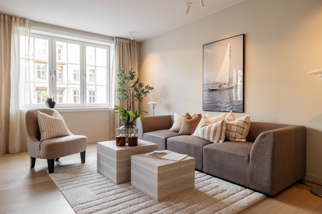 Nedsenket tak med belysning. Takhøyden i stuen er 2,51 m. Galleribilde