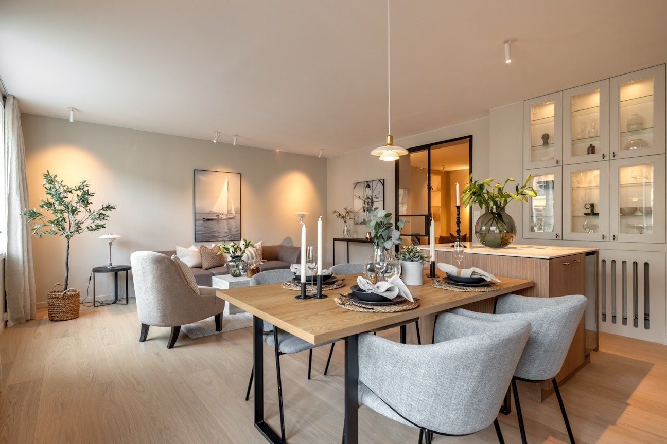 Spiseplassen ligger i naturlig forlengelse av kjøkkenøyen, perfekt for sosiale måltider og hyggelige sammenkomster Galleribilde