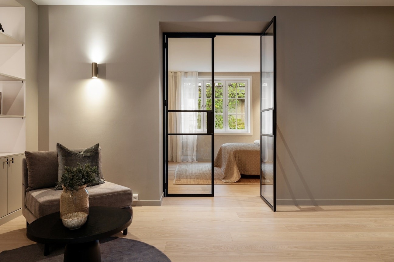 Hovedsoverommet ligger tilknyttet hallen. Glassdørene i leiligheten er lyddempende. Galleribilde