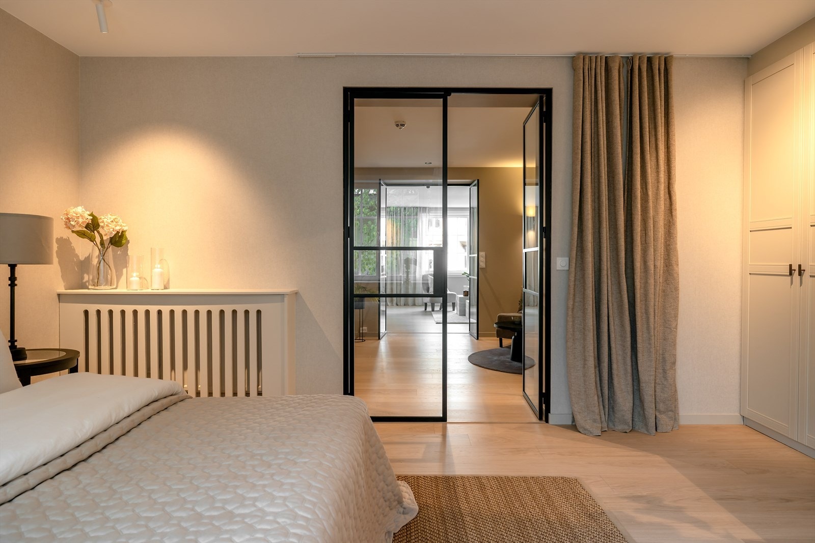 Gardin på soverommet, som enkelt kan trekkes foran glassdøren for maksimal komfort og privatliv. Hver detalj er nøye gjennomtenkt for å gi deg både funksjonalitet og stil. Galleribilde