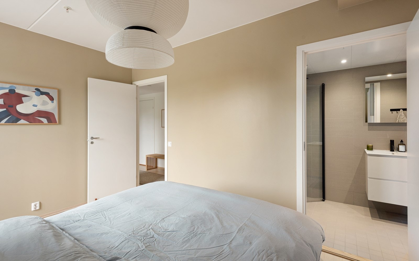 Det er eget bad i tilknytning til soverommet. Galleribilde