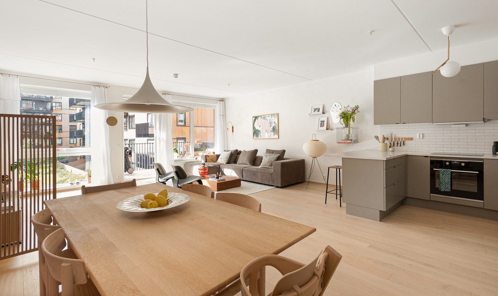 Leilighetens stue/kjøkkenområde oppleves luftig og romslig med god plass til flere soner. Galleribilde