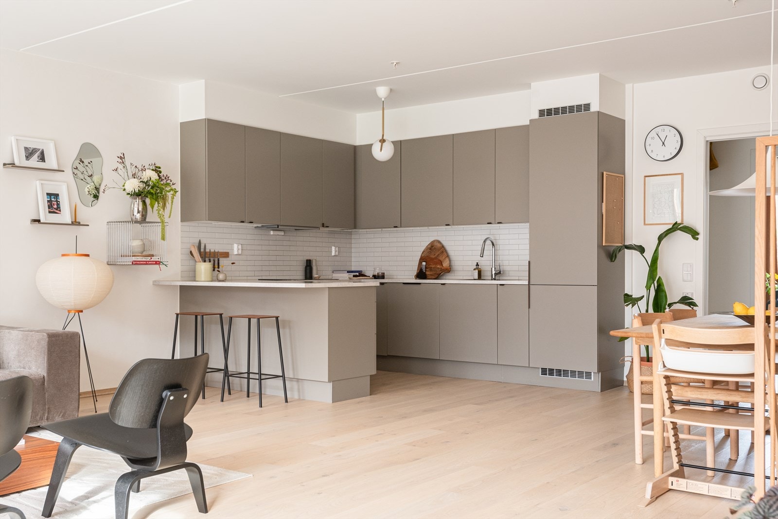 Leiligheten har flere tilvalg og oppleves eksklusiv med lekre materialvalg og moderne løsninger. Galleribilde