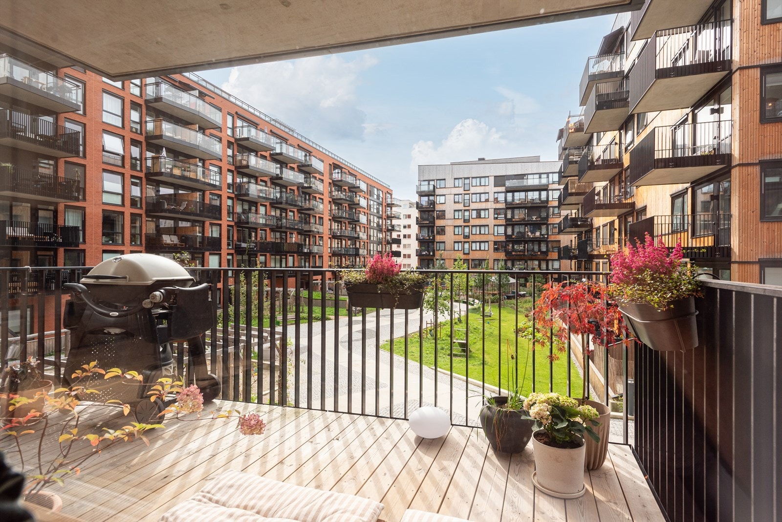 Leiligheten ligger i byggets 2.etg med heisadkomst. Ut fra stue har du balkong på hele 8kvm med gode solforhold. Galleribilde