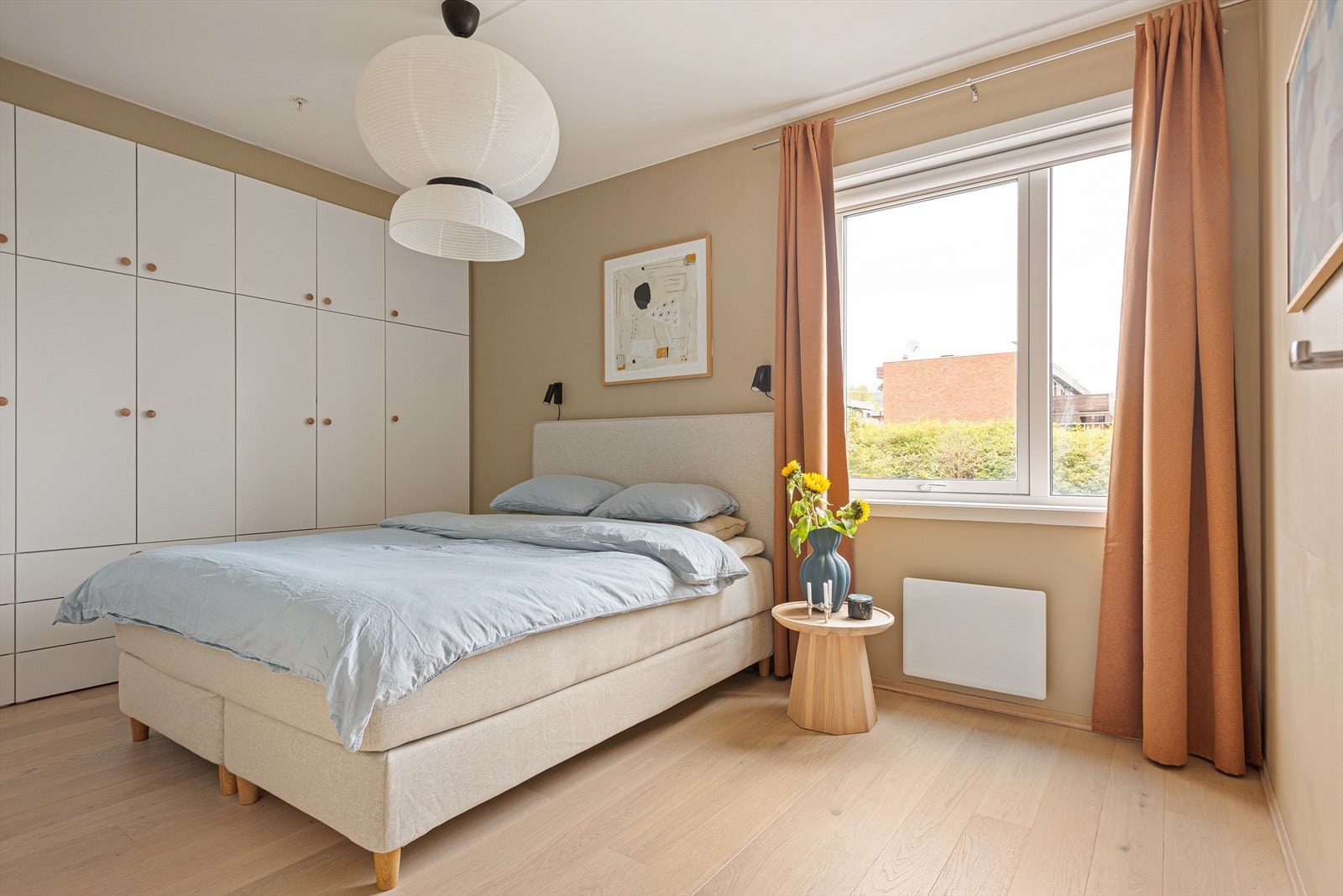 Ett av leilighetens tre soverom. Rommet er stort med plass til dobbeltseng og garderobeløsninger. Galleribilde