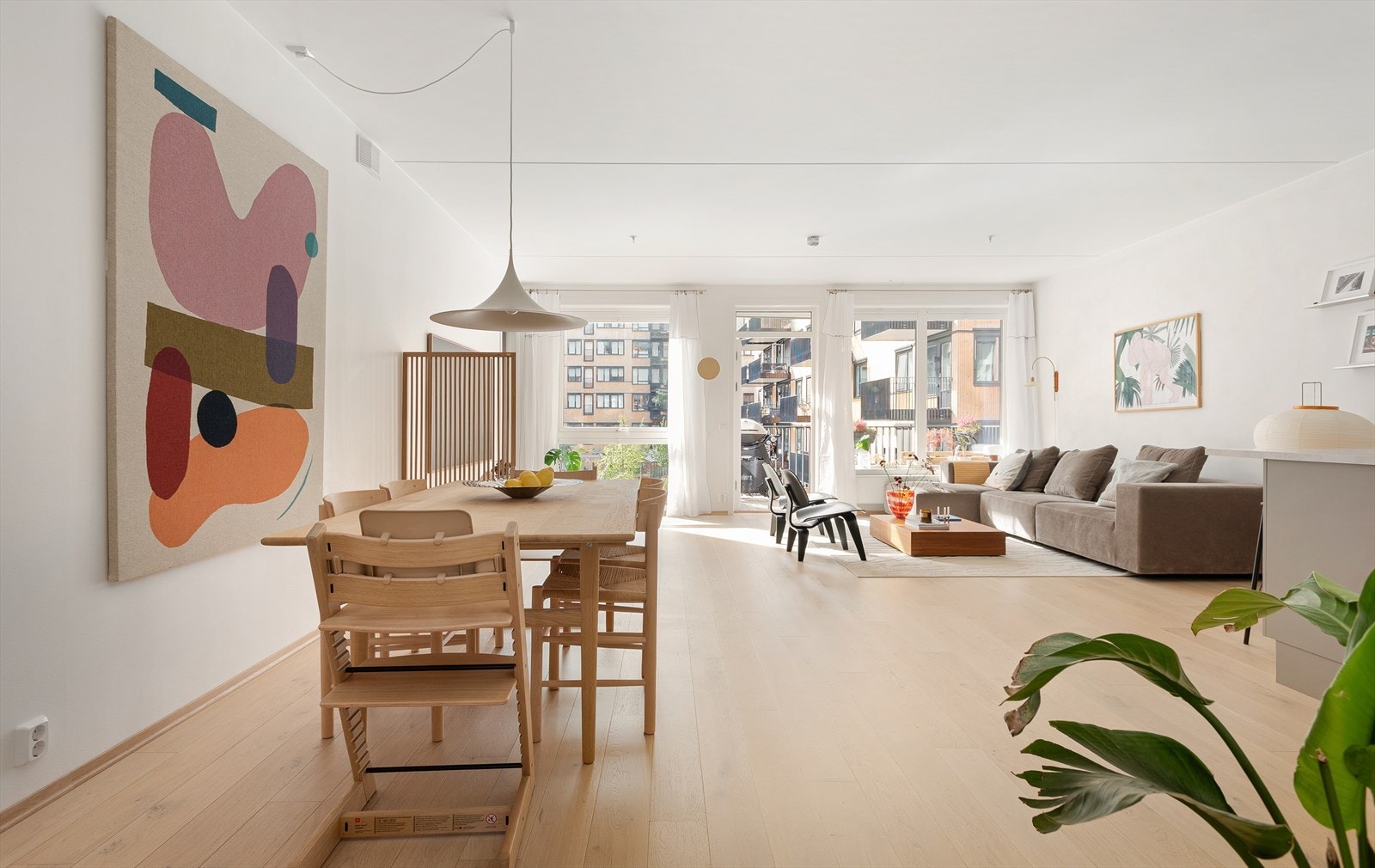 Velkommen til Børsteveien 17 - en meget lekker og påkostet 4-roms fra 2022 med høy standard, garasjeplass og romslig balkong! Galleribilde