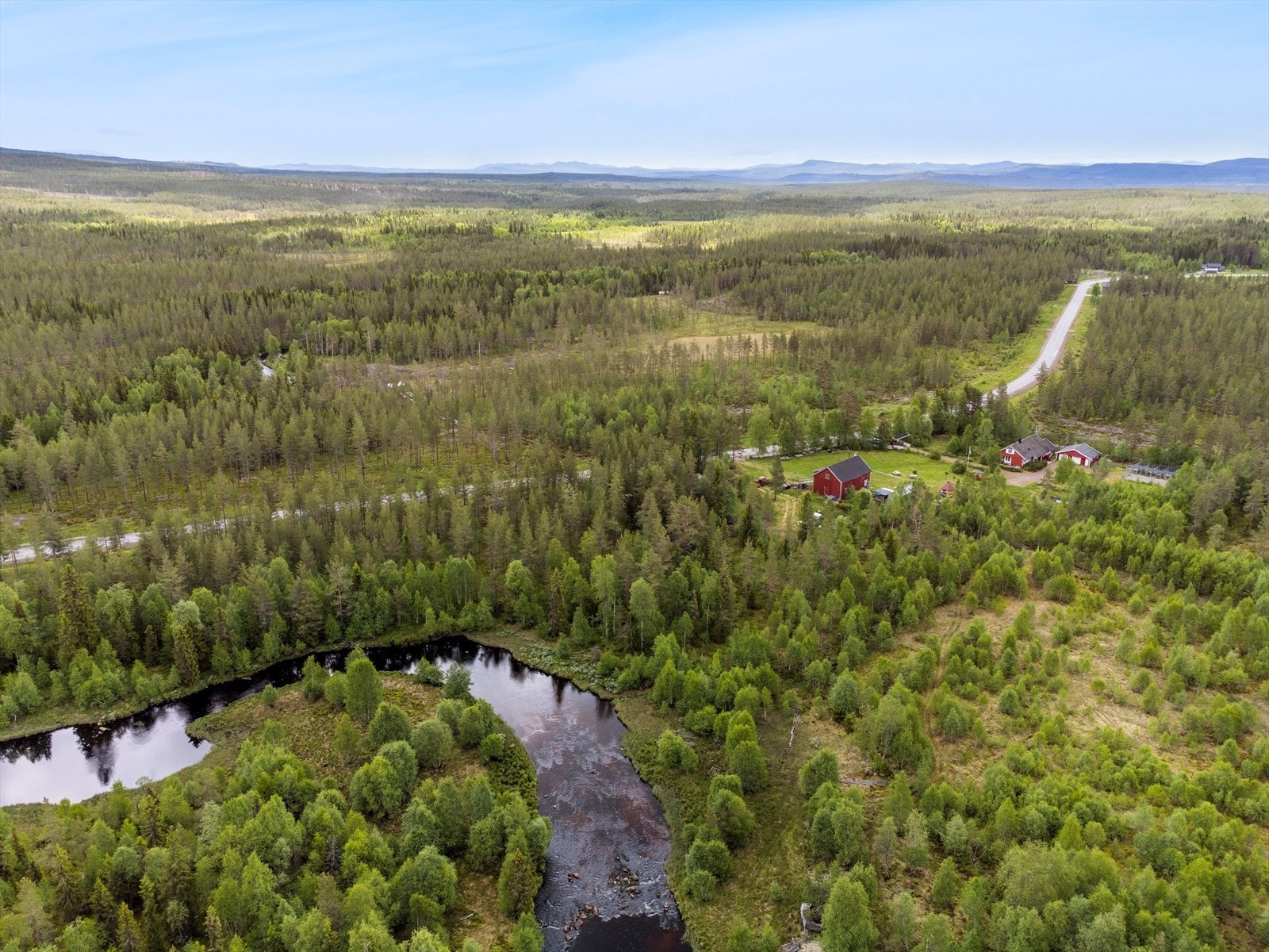 Eiendommen inneholder enebolig, garasje, låve/gjestebolig og meget stor tomt! Galleribilde