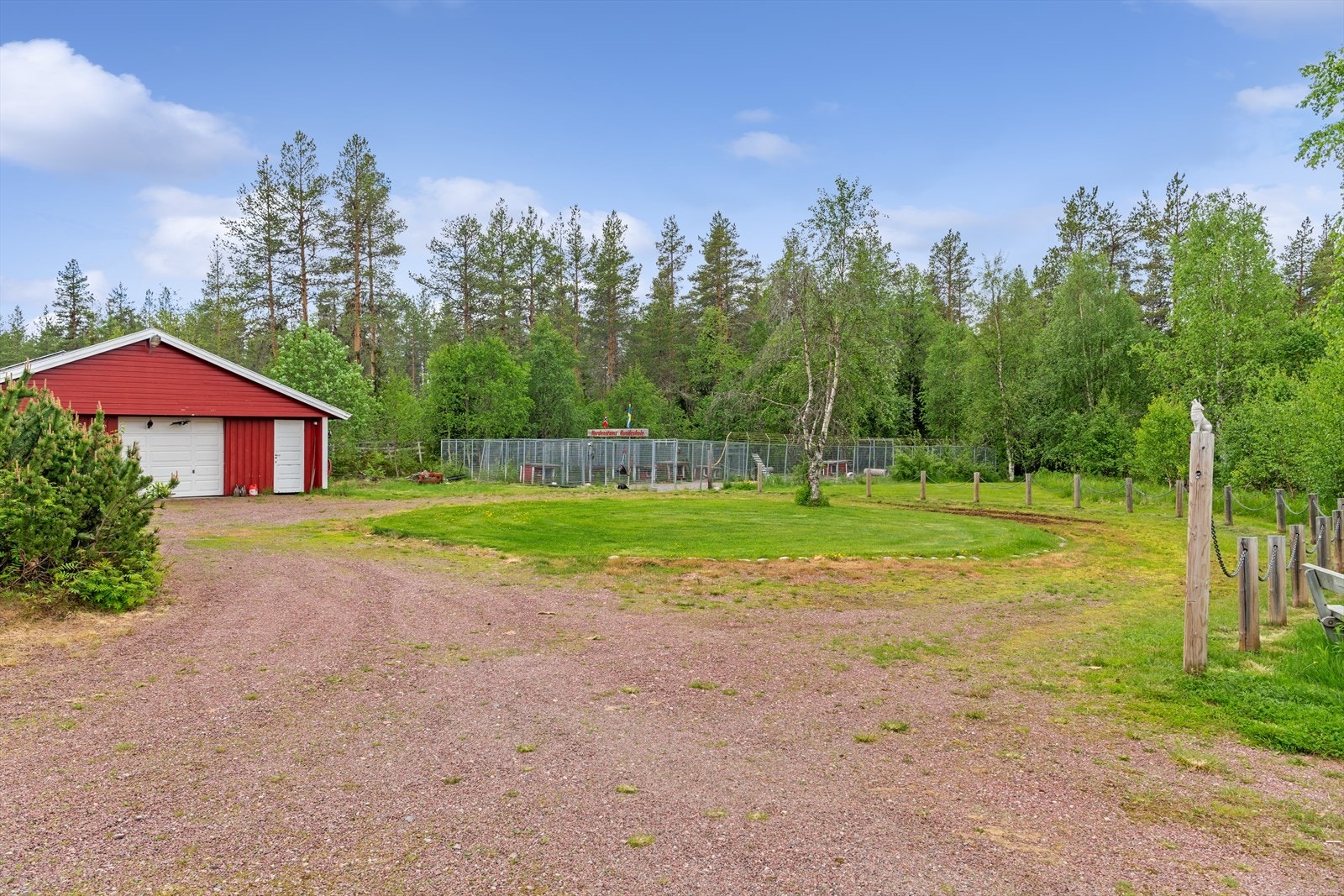 Garasje og gruset gårdsplass Galleribilde