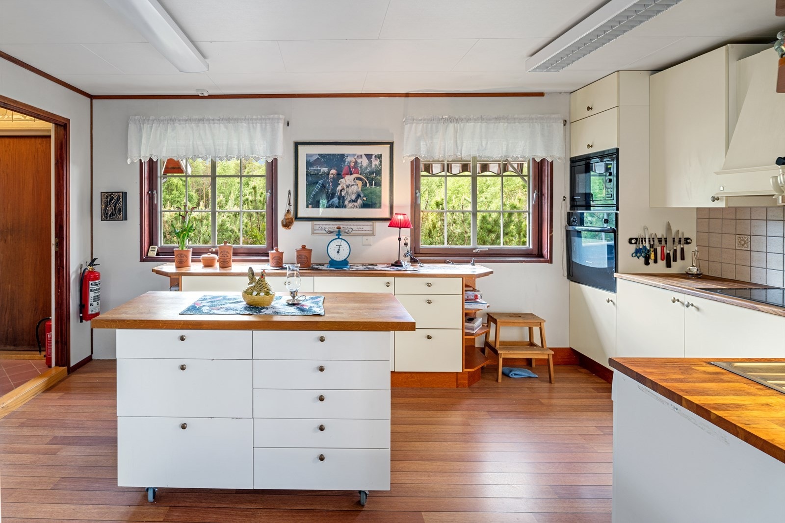 Kjøkkenet har rikelig med skap- og benkeplass Galleribilde