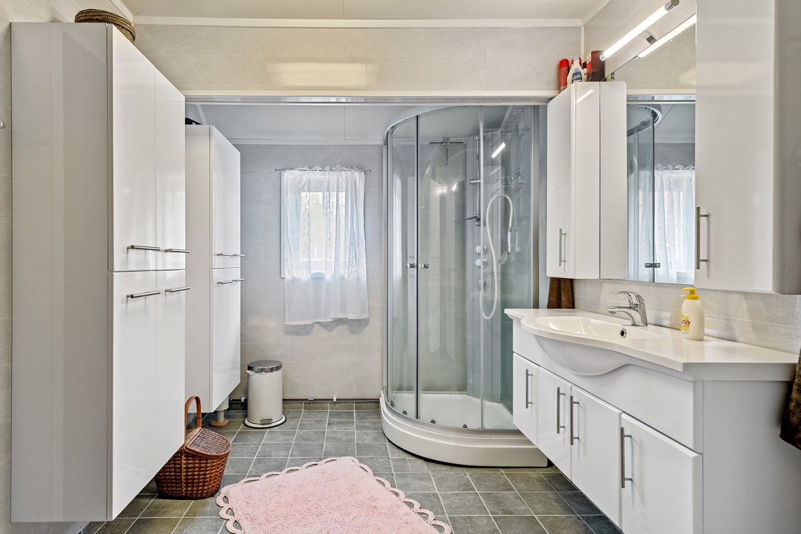 Fliser på vegg og gulv, varme i gulv Galleribilde