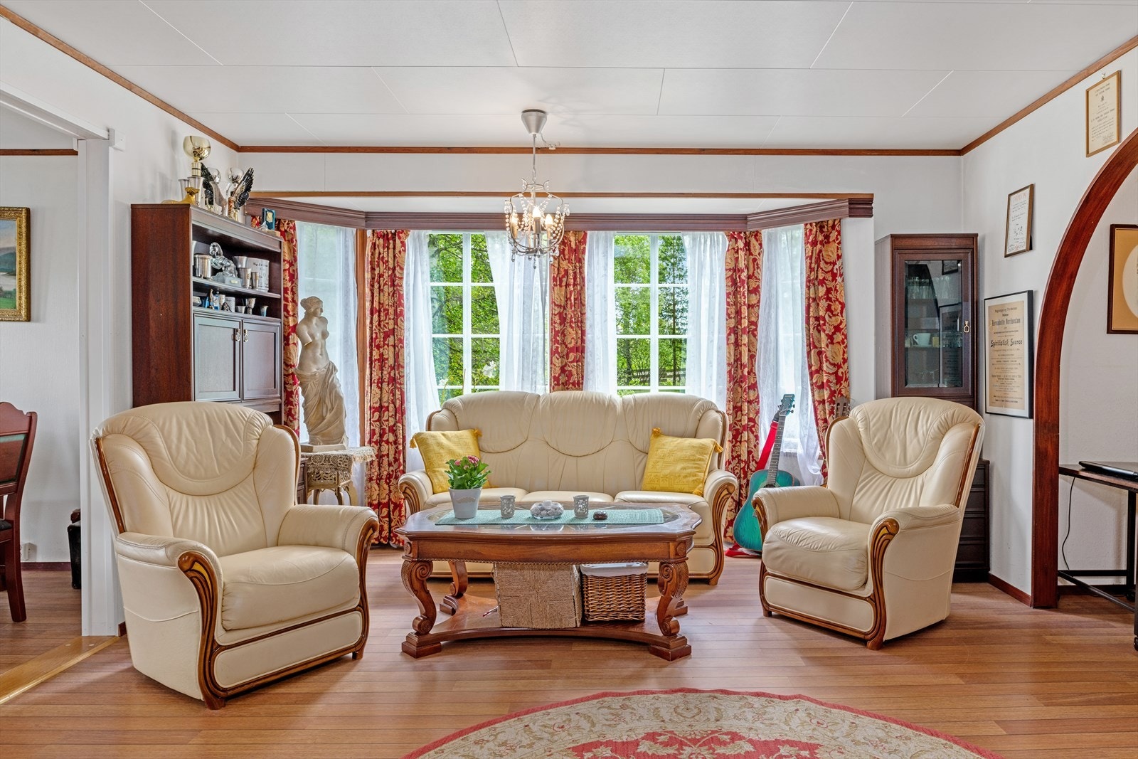 Stuen med innredningsmuligheter for sofamøblement etc. Galleribilde