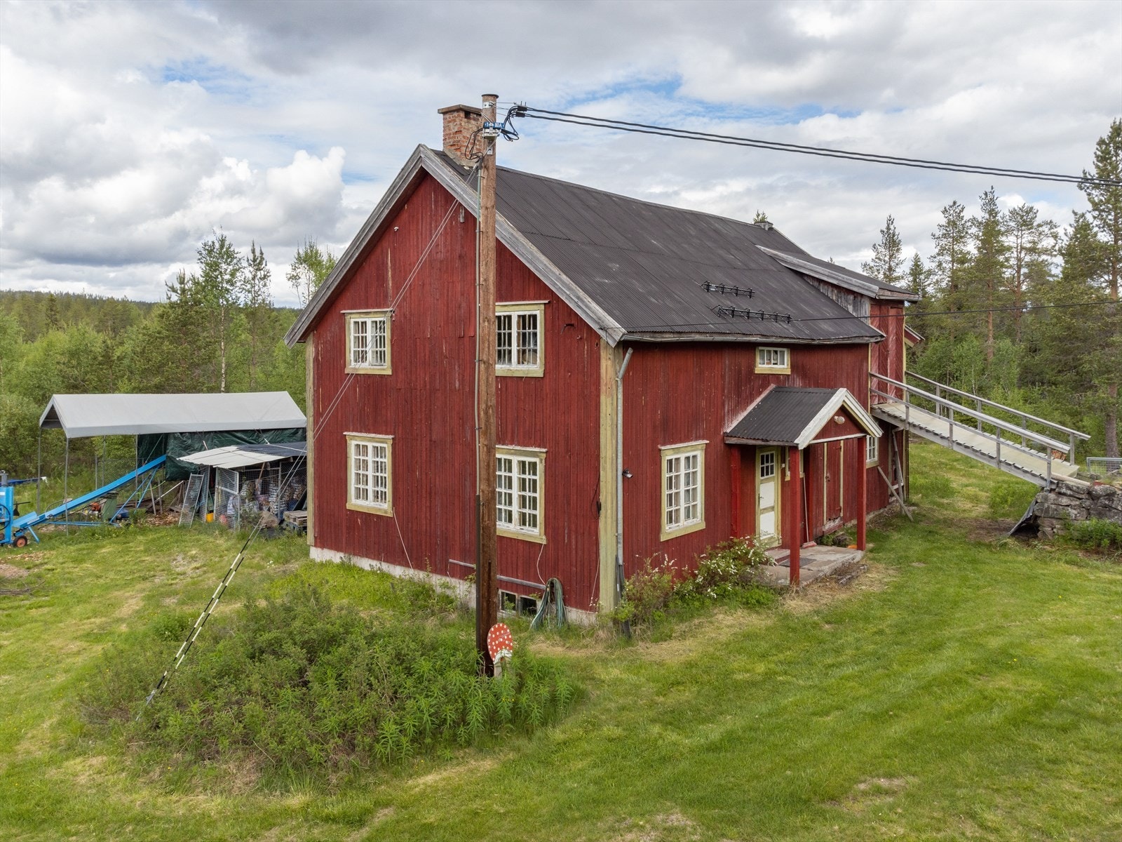 Eiendommen inneholder også låve/gjestehus Galleribilde