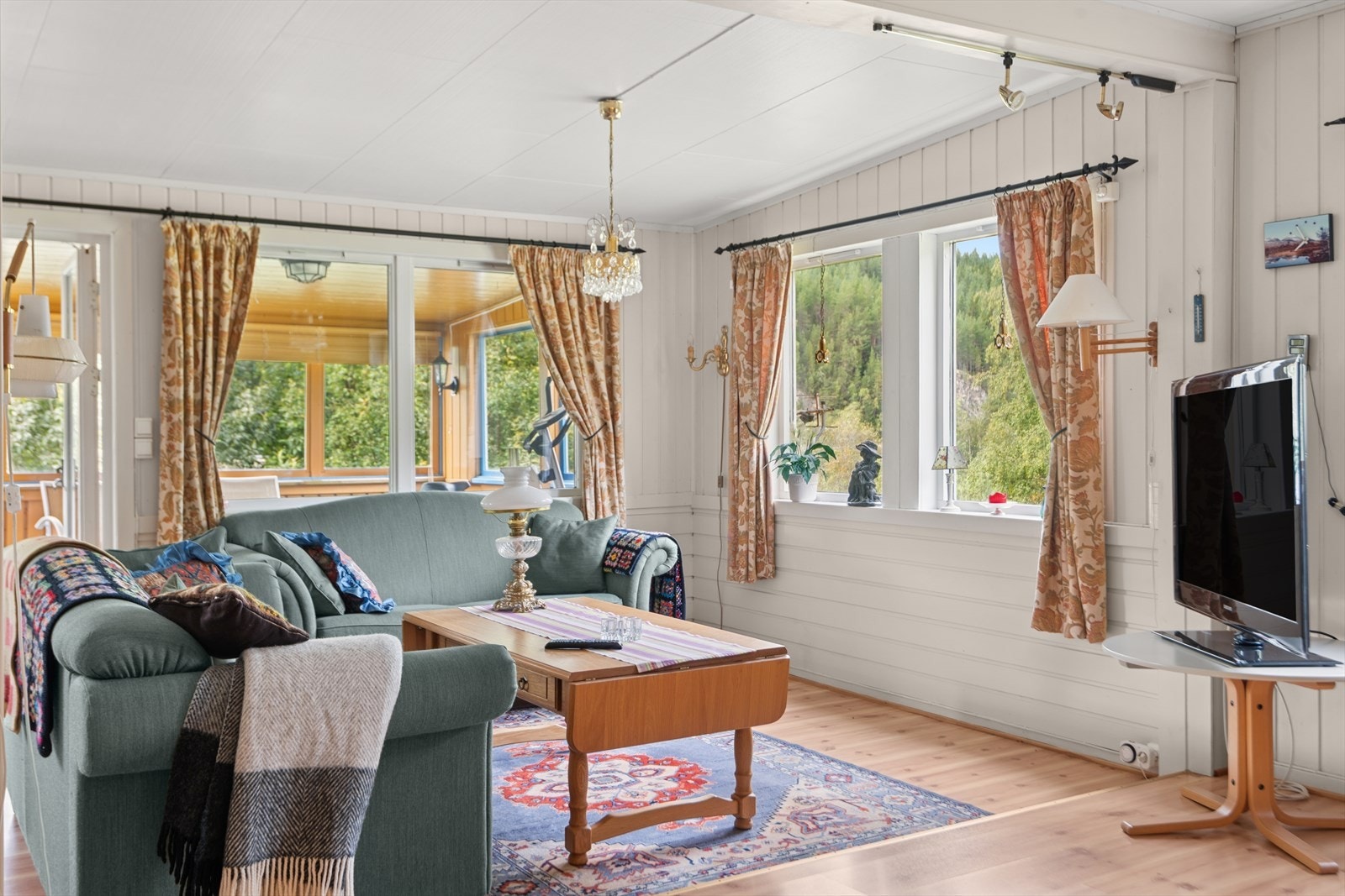 Stuen har rikelig med plass til sofa og mediemøblement Galleribilde