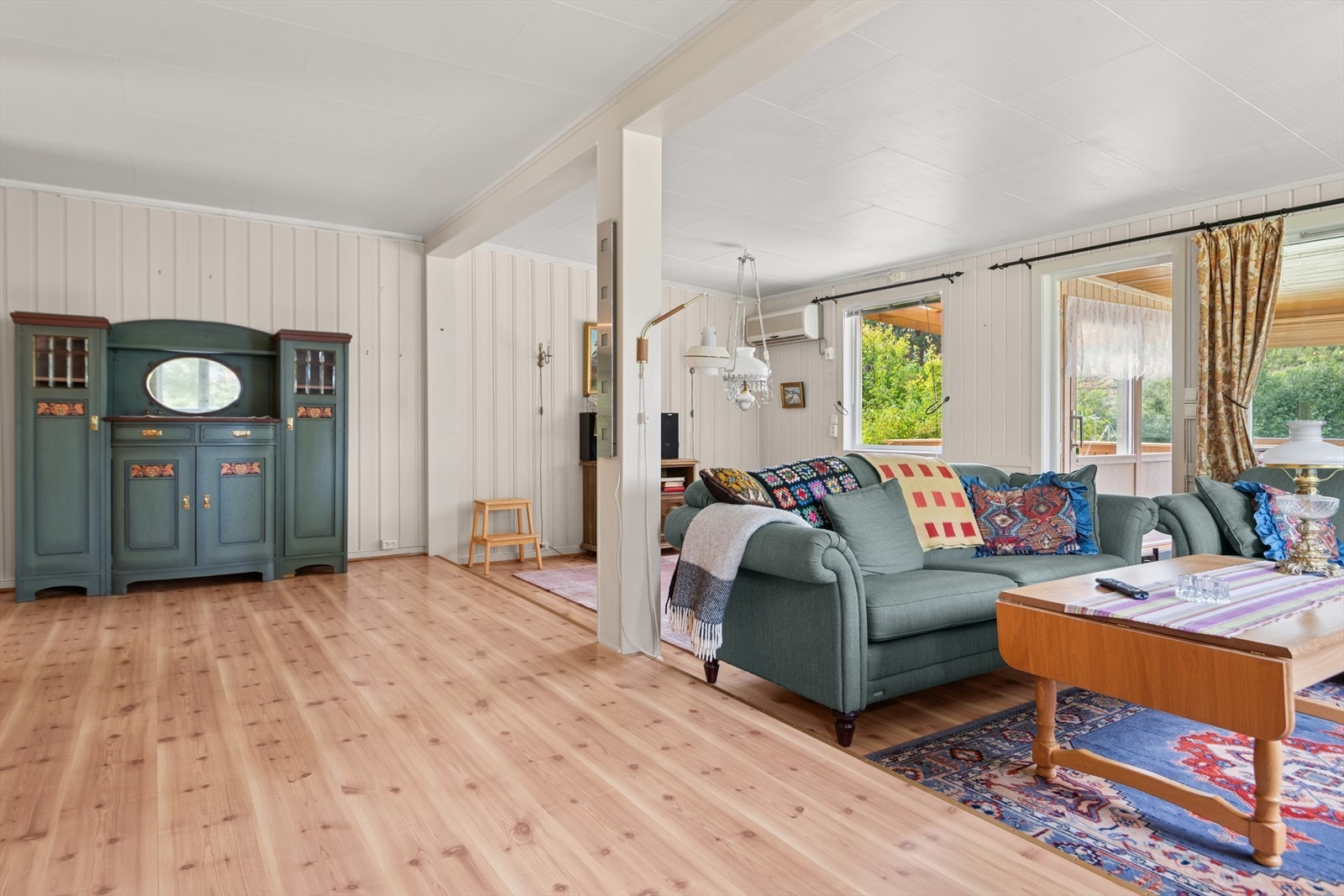 Stuen er romslig og har direkte adkomst ut til innebygget terrasse Galleribilde