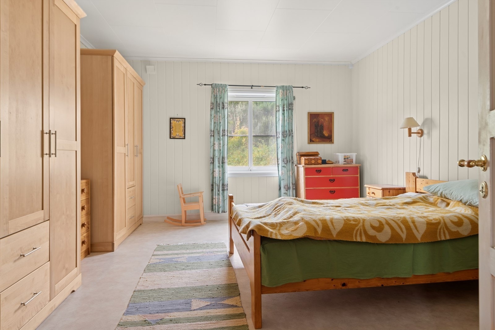 Soverom i første etasje med plass til dobbeltseng og oppbevaring Galleribilde