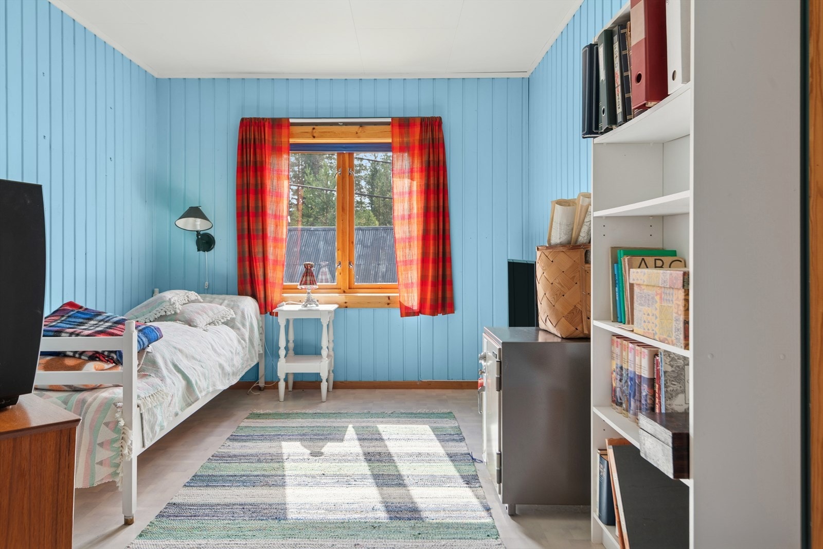 Soverom med plass til seng og oppbevaring Galleribilde