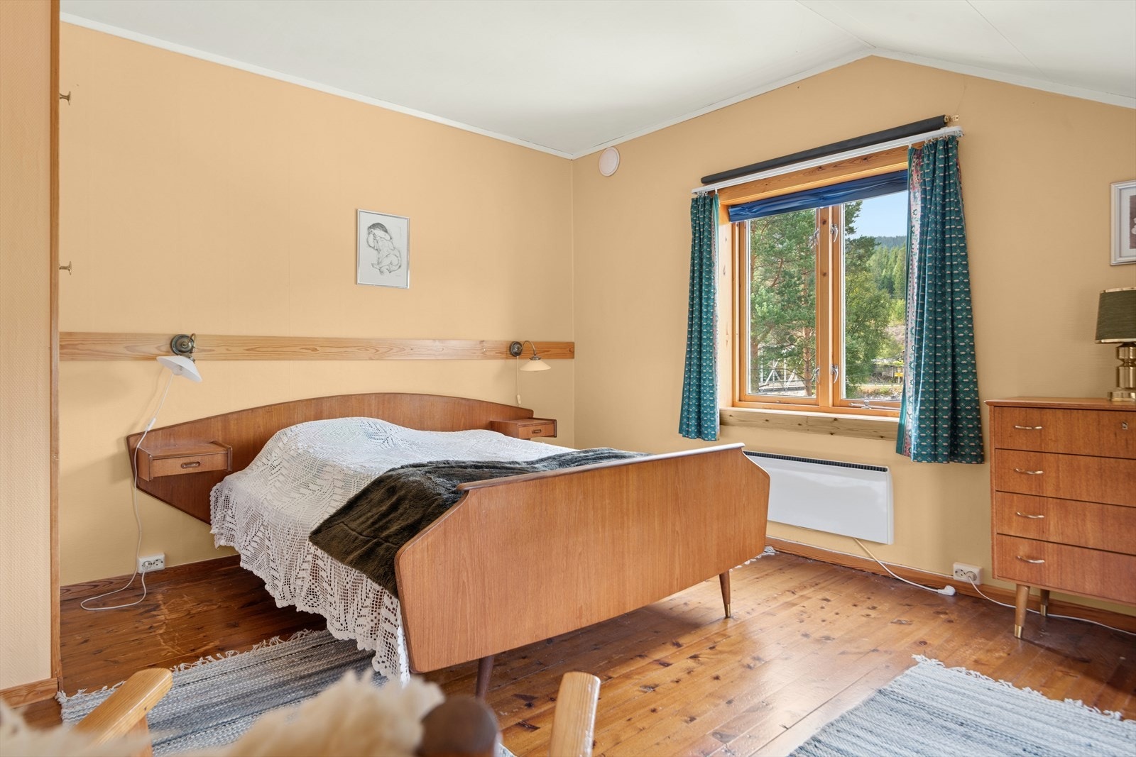 Soverom med god plass til dobbeltseng Galleribilde