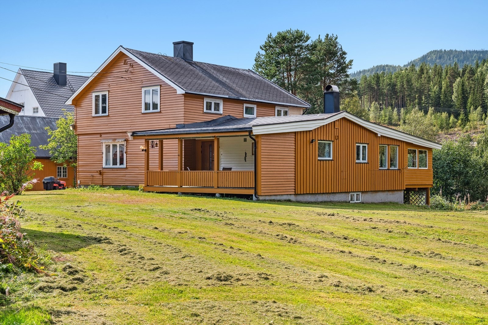 En innbydende og landlig eiendom med flott beliggenhet ved Lomnessjøen. Galleribilde