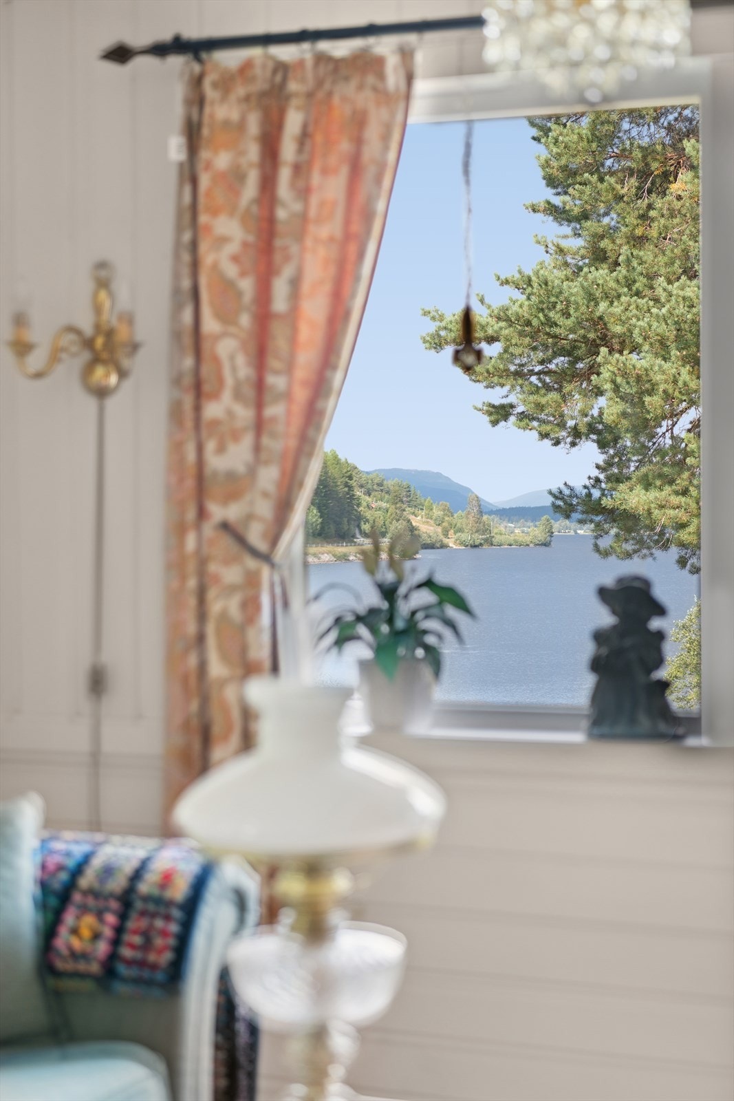 Fra stuen er det fantastisk utsikt mot Lomnessjøen Galleribilde