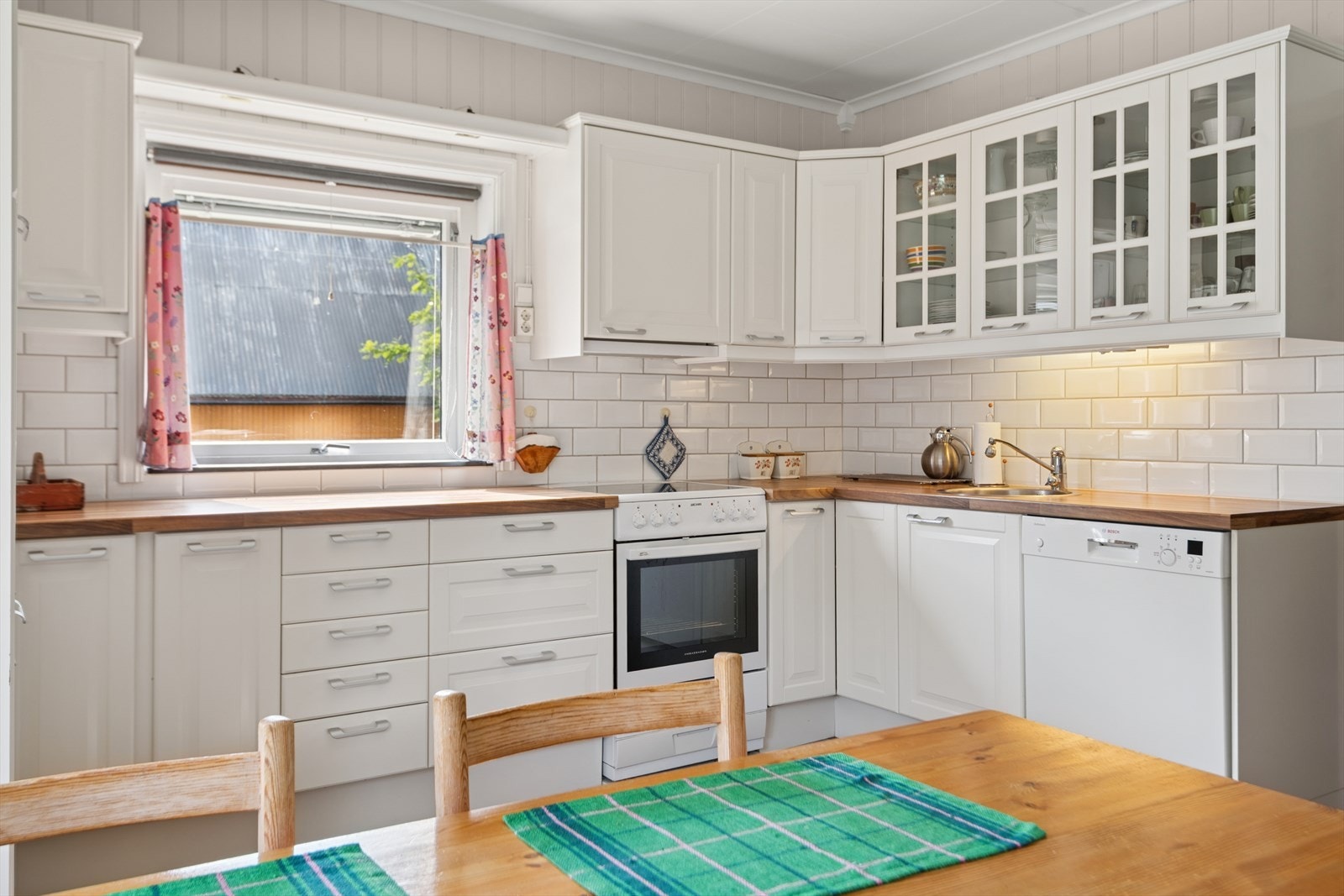 Kjøkkenet har rikelig med benkeplass og plass til oppbevaring i skapene Galleribilde