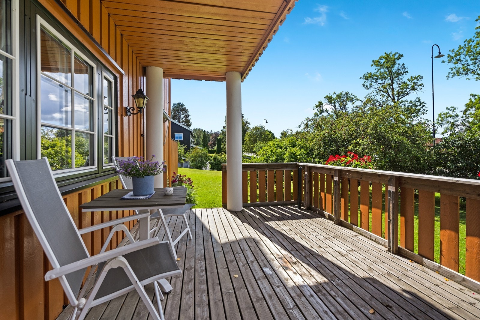 Delvis overbygget veranda i front mot hagen. Galleribilde