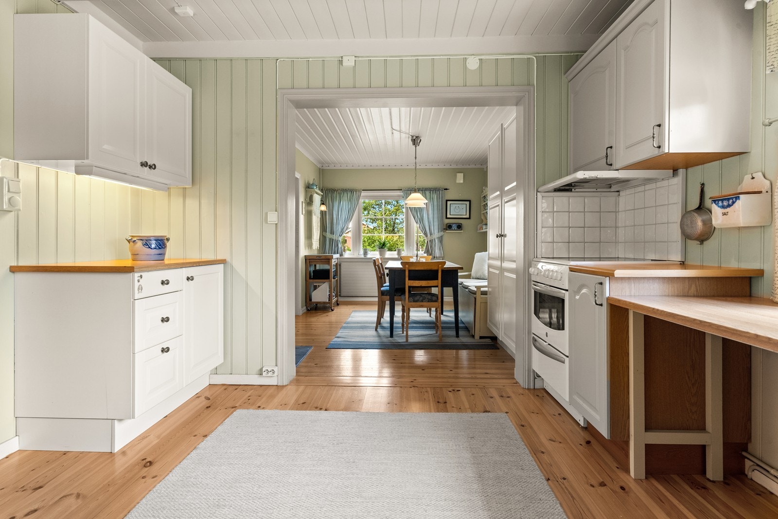 Kjøkkenet har åpen løsning mot spiseplass/spisestue. Galleribilde