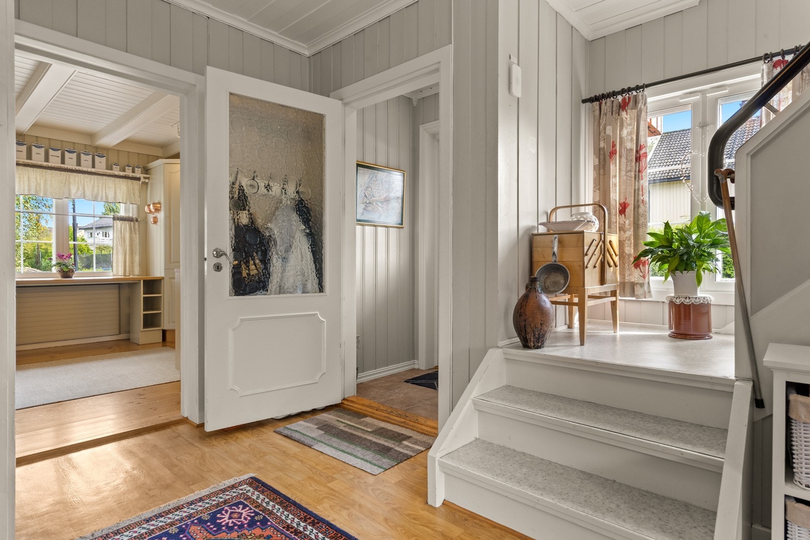 Velkommen inn...
Lys og hyggelig hall med åpen trapp til 2. etasje. Galleribilde