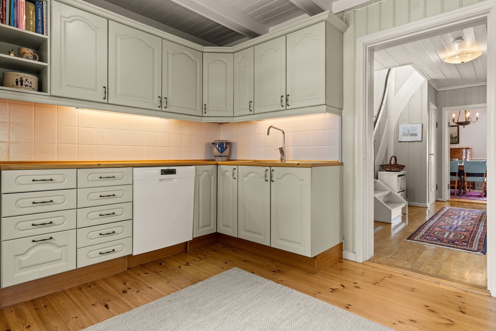 Fra hallen kommer man inn til kjøkkenet. Galleribilde