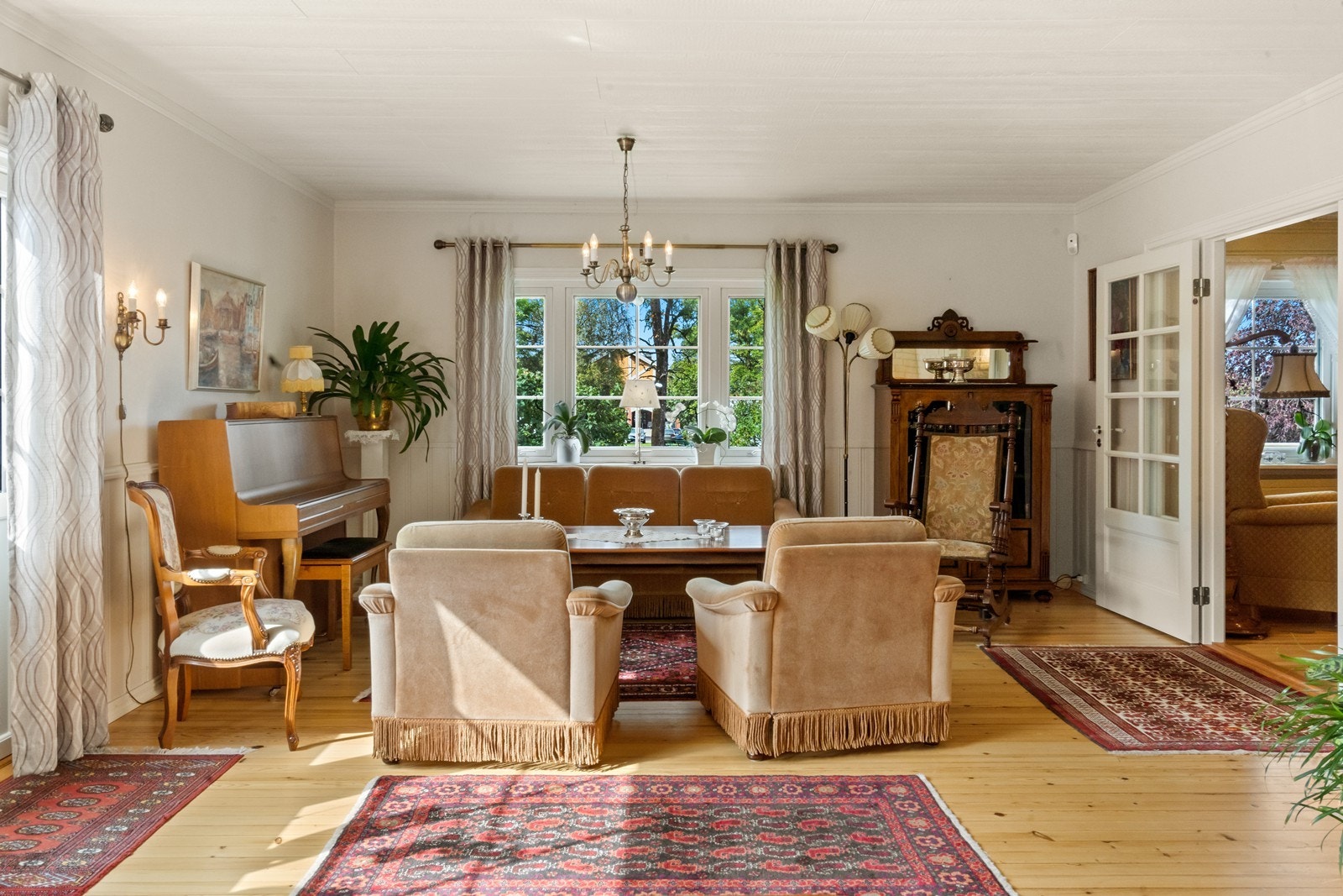 Fra dagligstua er det stor glassdør til finstua. Galleribilde