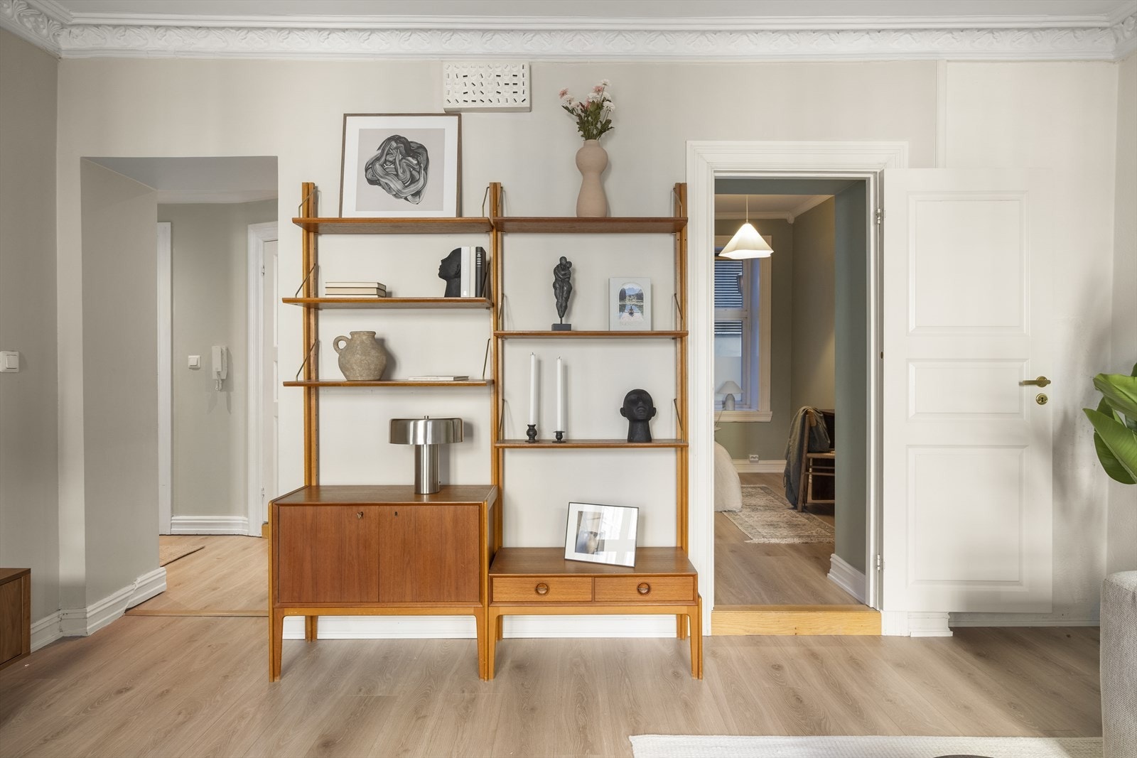 Leiligheten har en gjennomgående planløsning som sikrer optimale lysforhold. Galleribilde