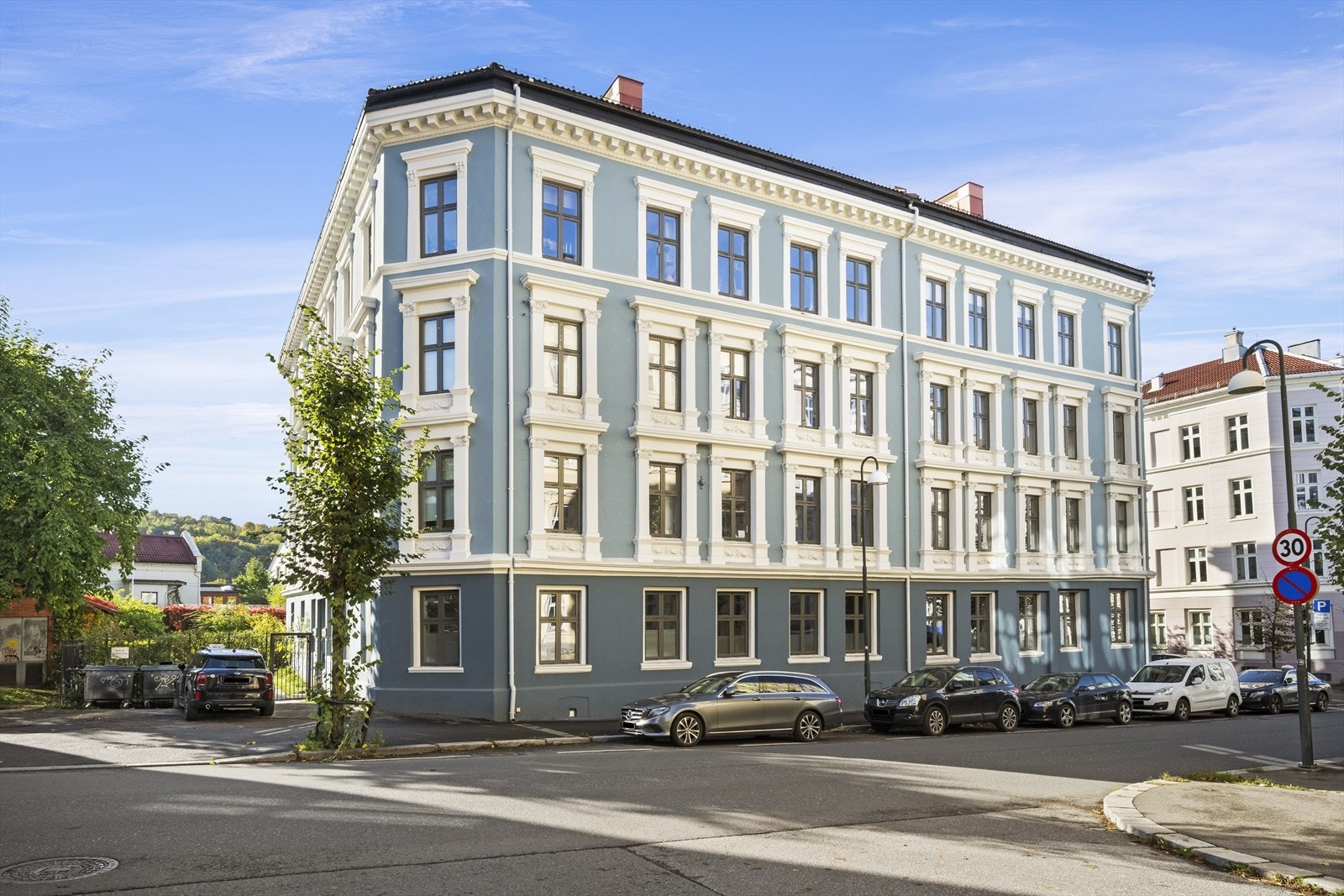 Leiligheten ligger i en ærverdig gård fra 1891. Galleribilde