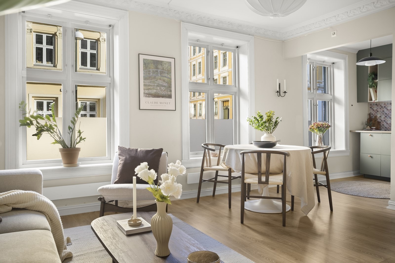 Leiligheten har stilrene overflater med lune fargevalg og pen en-stavs laminat. Overflatene ble ifølge tidligere salgsoppgave pusset opp i 2020. Galleribilde