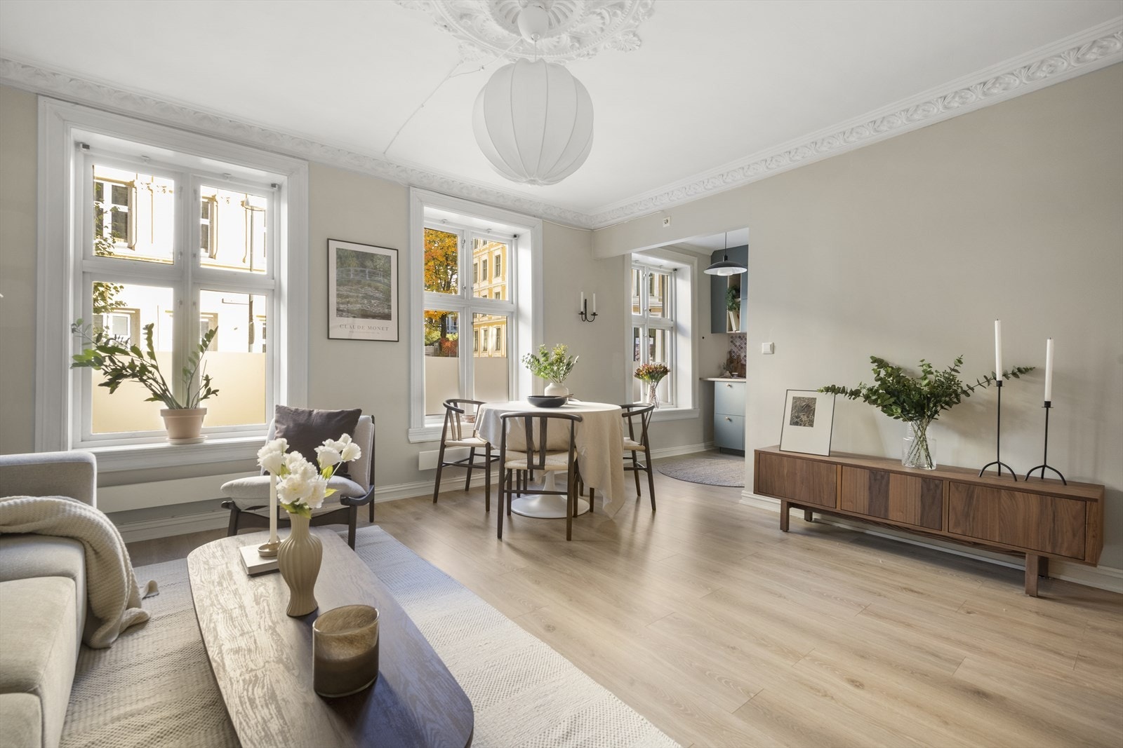 Rommet har god takhøyde på 2,59 meter og godt lysinnslipp via store vindusflater, dette bidrar til en luftig og god romfølelse. Galleribilde
