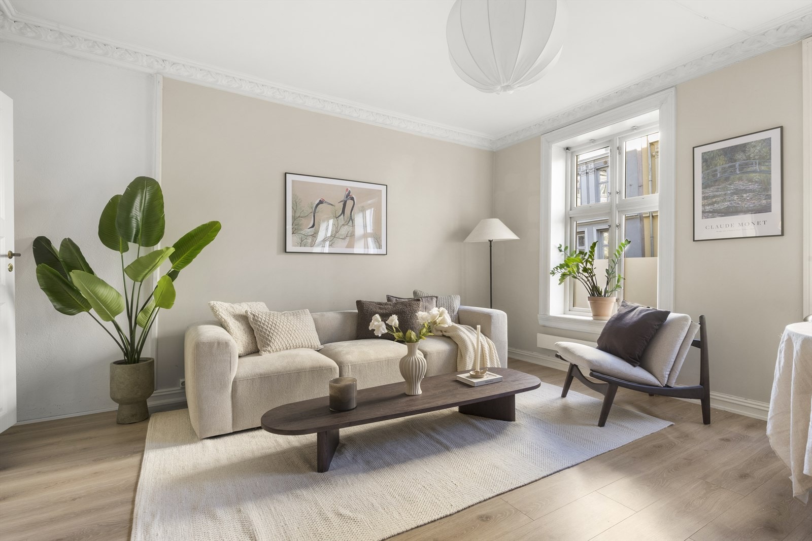 Leiligheten ligger i 1. etasje og inneholder entré, stue, kjøkken, bad og to soverom. Galleribilde