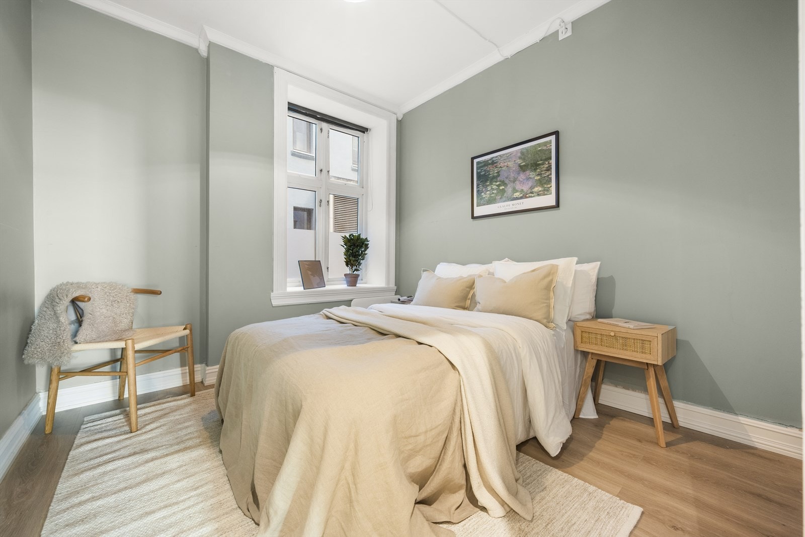 Hovedsoverommet har god plass til dobbeltseng med tilhørende nattbord på hver side. Soverommet er malt i en lun og behagelig fargetone. Galleribilde