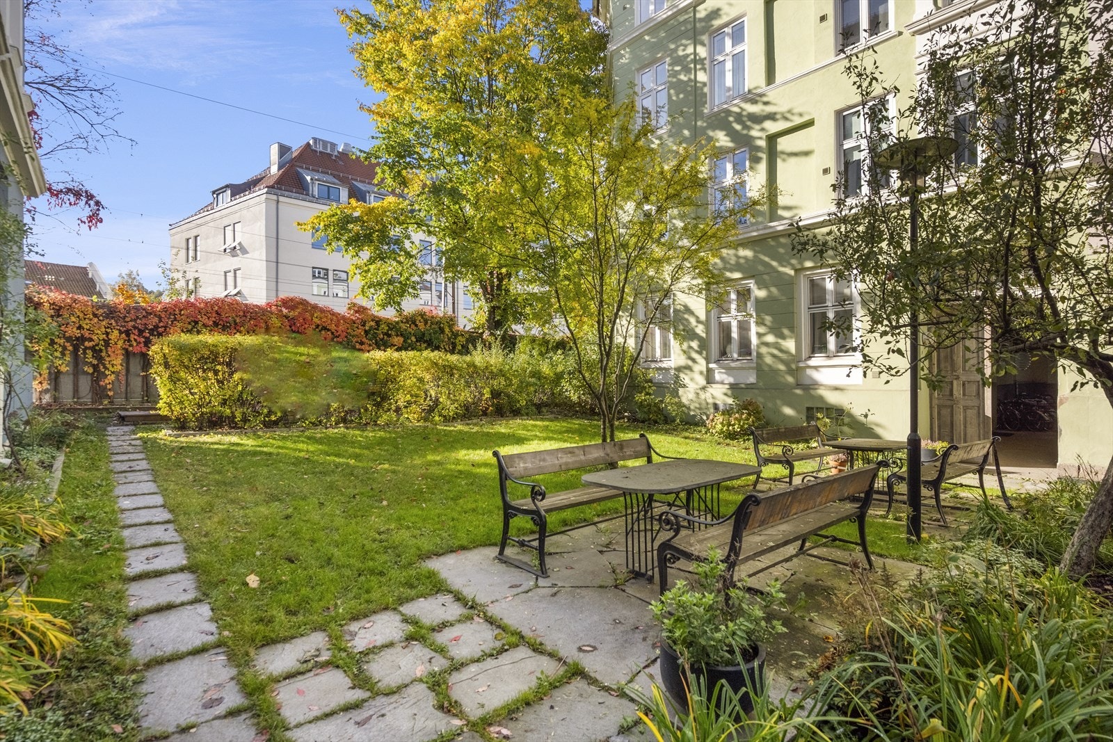 Hyggelig, pent opparbeidet bakgård med sittegrupper Galleribilde