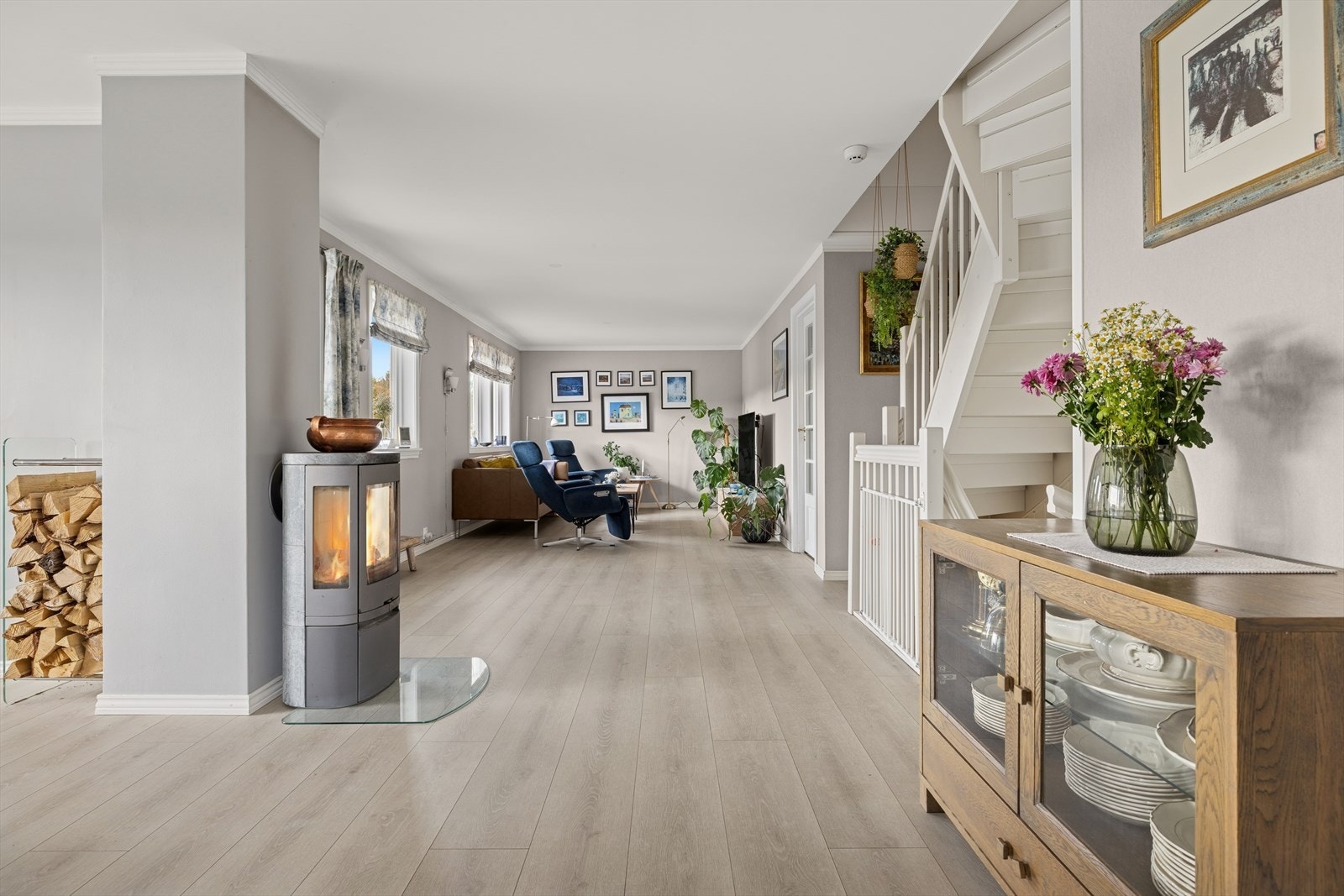 Velkommen opp til 1.etasje. Lys og innbydende etasje med åpne og sosiale soner - perfekt for samvær med familie og gjester. Galleribilde