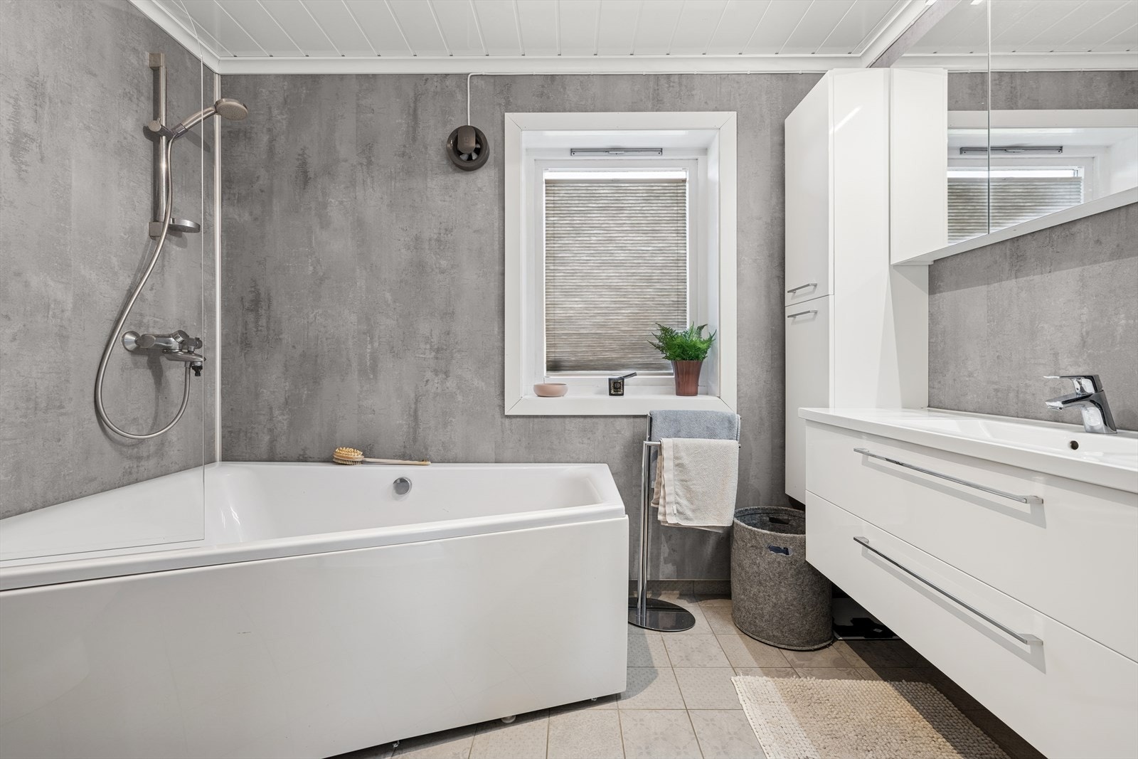 Lekkert bad fra 2020 med varmekabler, badekar med dusjløsning og moderne innredning. Galleribilde