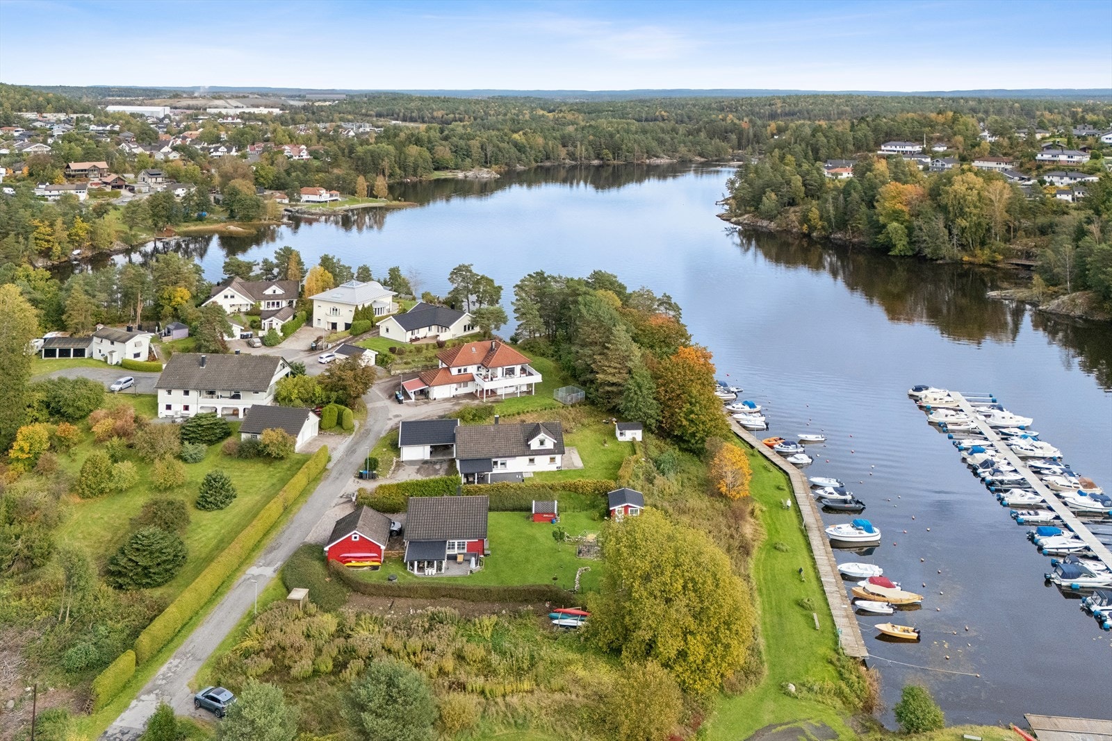 Holmen 9 ligger tilbaketrukket og flott til i et barnevennlig og ettertraktet område. Her bor du med umiddelbar nærhet til Vansjø. Galleribilde