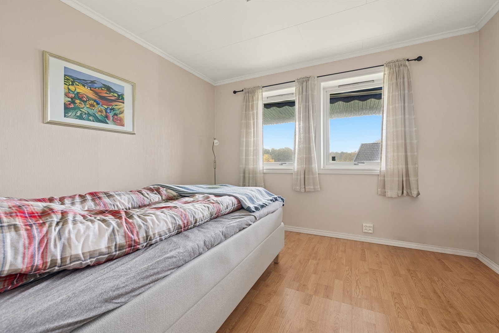 Soverom 2 er lyst og trivelig og passer perfekt som barnerom. Galleribilde