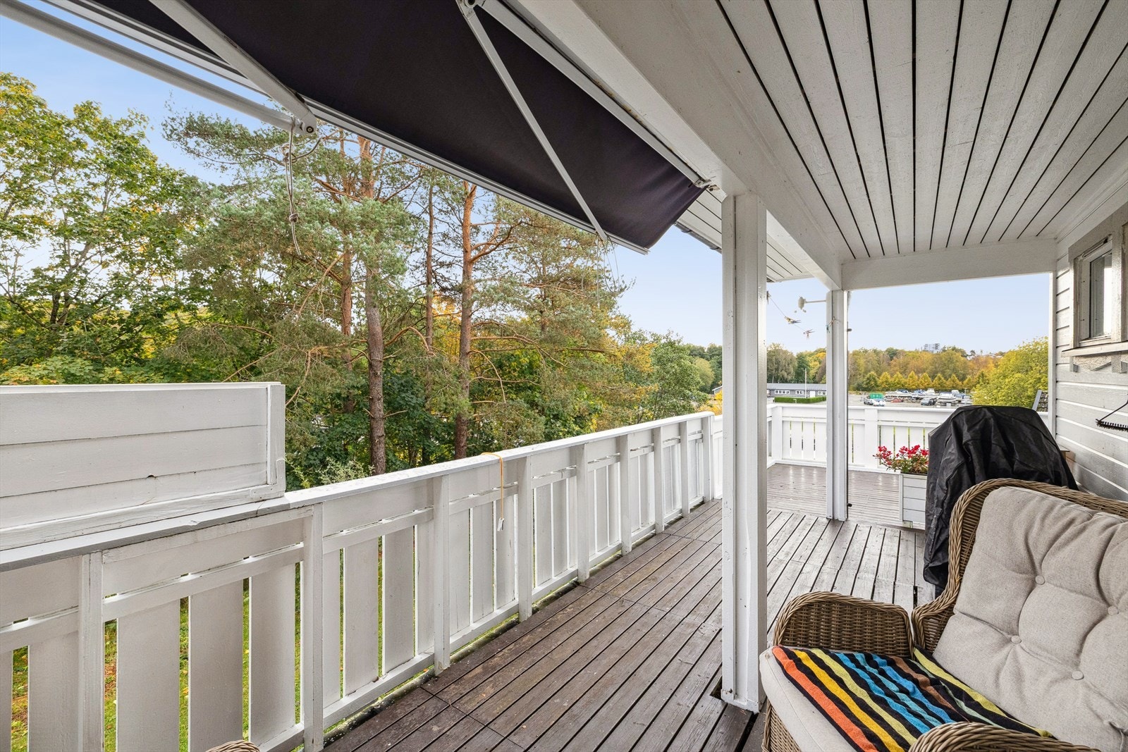 Deler av verandaen er overbygd, og her sitter man usjenert i fredelige omgivelser. Galleribilde